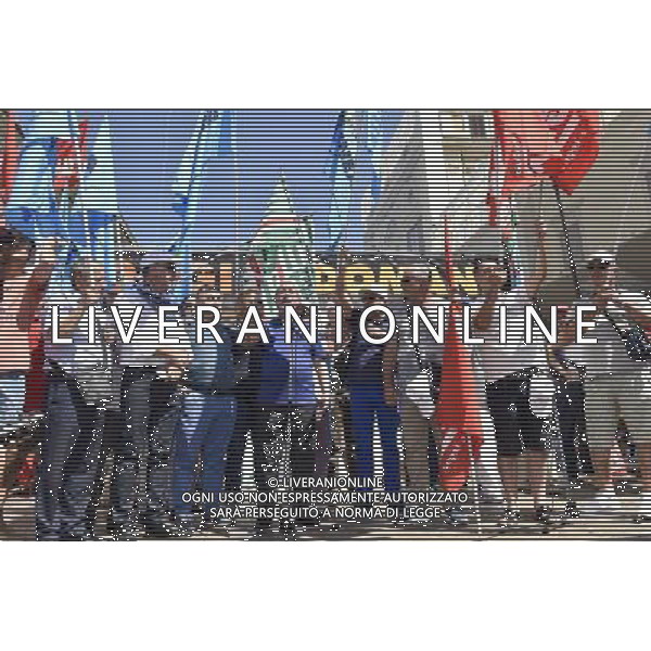 Roma - 18/07/2015 - Piazza SS Apostoli - \' Manifestazione Nazionale dei lavoratori delle costruzioni \' - nella foto: Carmelo Barbagallo durante il suo intervento / Ph. Fabrizio Corradetti - Ag. Aldo Liverani Sas