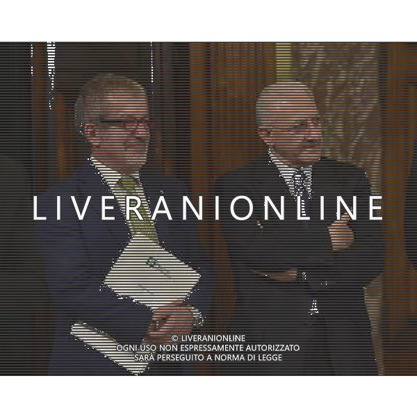 Roma - 24/07/2015 - Palazzo Chigi - Sala dei Galeoni - Firma dellâ€™accordo tra Whirlpool sindacati e governo sul piano industriale del gruppo in Italia - nella foto: Roberto Maroni e Vincenzo De Luca / Ph. Fabrizio Corradetti - Ag. Aldo Liverani Sas