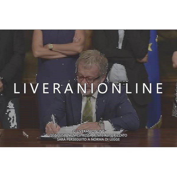 Roma - 24/07/2015 - Palazzo Chigi - Sala dei Galeoni - Firma dellâ€™accordo tra Whirlpool sindacati e governo sul piano industriale del gruppo in Italia - nella foto: Roberto Maroni firma l\'accordo / Ph. Fabrizio Corradetti - Ag. Aldo Liverani Sas