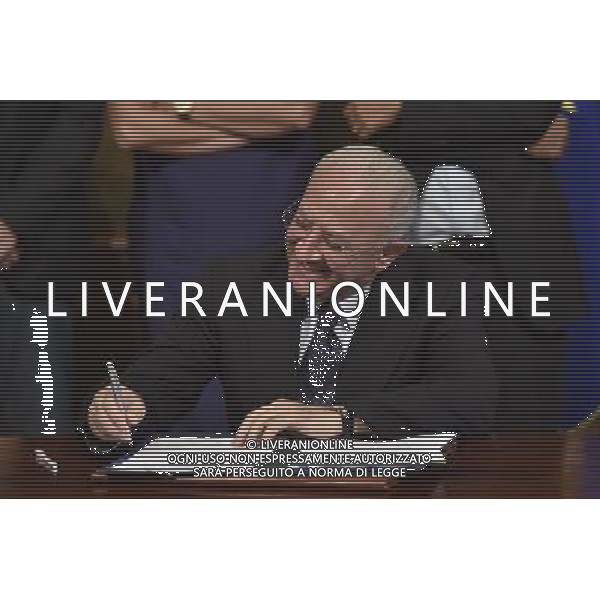 Roma - 24/07/2015 - Palazzo Chigi - Sala dei Galeoni - Firma dellâ€™accordo tra Whirlpool sindacati e governo sul piano industriale del gruppo in Italia - nella foto: Riccardo De Luca firma l\'accordo / Ph. Fabrizio Corradetti - Ag. Aldo Liverani Sas