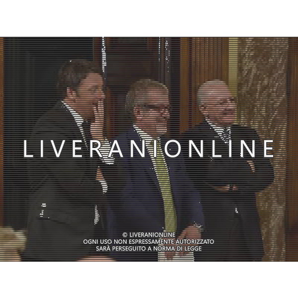 Roma - 24/07/2015 - Palazzo Chigi - Sala dei Galeoni - Firma dellâ€™accordo tra Whirlpool sindacati e governo sul piano industriale del gruppo in Italia - nella foto: Matteo Renzi con Roberto Maroni e Vincenzo De Luca durante la firma dell\'accordo / Ph. Fabrizio Corradetti - Ag. Aldo Liverani Sas