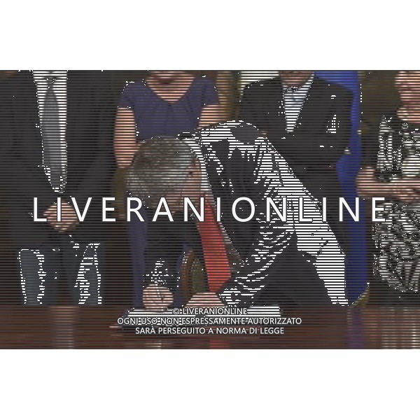 Roma - 24/07/2015 - Palazzo Chigi - Sala dei Galeoni - Firma dellâ€™accordo tra Whirlpool sindacati e governo sul piano industriale del gruppo in Italia - nella foto: Maurizio Landini firma l\'accordo / Ph. Fabrizio Corradetti - Ag. Aldo Liverani Sas