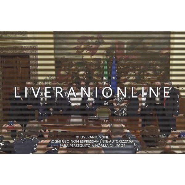 Roma - 24/07/2015 - Palazzo Chigi - Sala dei Galeoni - Firma dellâ€™accordo tra Whirlpool sindacati e governo sul piano industriale del gruppo in Italia - nella foto: Foto di gruppo dopo la firma dell\'accordo / Ph. Fabrizio Corradetti - Ag. Aldo Liverani Sas