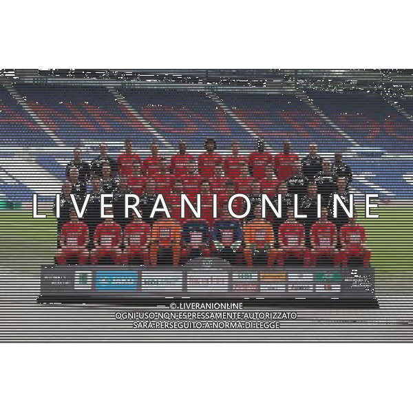 FuÃŸball, firo : 13.07.2015 1.BL, 1.Bundesliga, Saison 2015/2016, Hannover 96, Mannschaftsfoto, Fototermin, Vierte Reihe von links: Videoanalyst Lars Barlemann, Teammanager Dominic Prinz, 6 Ceyhun GÃ¼lselam, 9 Artur Sobiech, 25 Marcelo, 20 Felipe, 31 Waldemar Anton, 5 Salif SanÃ©, 35 Charlison Benschop, Zeugwart Benjamin Hauptmann, Zeugwart Raymond Saka Dritte Reihe von links: Athletiktrainer Edward Kowalczuk, Reha- und Athletiktrainer Timo Rosenberg, 38 Valmir Sulejmani, 26 Kenan Karaman, 15 Andre Hoffmann, 7 Edgar Prib, 36 Sebastian Ernst, 37 Niklas TeichgrÃ¤ber, Mannschaftsarzt Dr. Felix Hessel, Mannschaftsarzt Prof. Dr. Axel Partenheimer Zweite Reihe von links: Cheftrainer Michael Frontzeck, Co-Trainer Jan-Moritz Lichte, Co-Trainer Christoph Dabrowski, Torwarttrainer JÃ¶rg Sievers, 19 Christian Schulz, 2 Leon Andreasen, 4 Hiroki Sakai, Physiotherapeut Patrick Borchers, Physiotherapeut Steffen Gniesmer, Physiotherapeut Jens Vergers, Physiotherapeut Ralf Blume. Untere Reihe von links: 29 Oliver Sorg, 34 Tim DierÃŸen, 27 Vladimir Rankovic, 30 Samuel Radlinger, 1 Ron-Robert Zieler, 13 Philipp Tschauner, 40 Timo KÃ¶nigsmann, 33 Mike-Steven BÃ¤hre, 23 Maurice Hirsch, 8 Manuel Schmiedebach, $worldrightsEs gelten unsere AGB, einsehbar auf www.firosportphoto.de, copyright by firo sportphoto: Coesfelder Str. 207 D-48249 DÃ¼lmen www.firosportphoto.de mail@firosportphoto.de (V o l k s b a n k B o c h u m - W i t t e n ) BLZ.: 430 601 29 Kt. Nr.: 341 117 100 Tel:Â  +49-2594-9916004 Fax:Â +49-2594-9916005 AG ALDO LIVERANI SAS ONLY ITALY