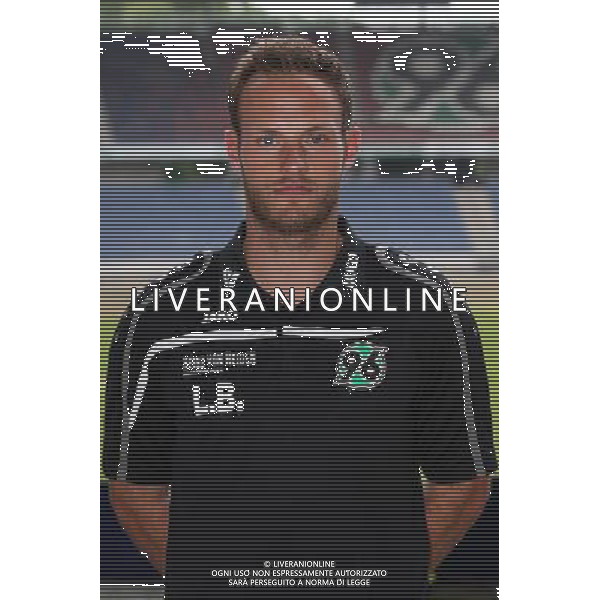 FuÃŸball, firo : 13.07.2015 1.BL, 1.Bundesliga, Saison 2015/2016, Hannover 96, Mannschaftsfoto, Fototermin, Portraits, Portraitfotos, Videoanalyst Lars Barlemann, $worldrightsEs gelten unsere AGB, einsehbar auf www.firosportphoto.de, copyright by firo sportphoto: Coesfelder Str. 207 D-48249 DÃ¼lmen www.firosportphoto.de mail@firosportphoto.de (V o l k s b a n k B o c h u m - W i t t e n ) BLZ.: 430 601 29 Kt. Nr.: 341 117 100 Tel:Â  +49-2594-9916004 Fax:Â +49-2594-9916005 AG ALDO LIVERANI SAS ONLY ITALY