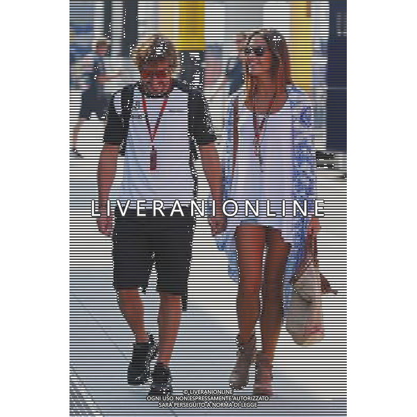 Fernando Alonso (ESP) McLaren with his girlfriend Lara Alvarez (ESP). 25.07.2015. Formula 1 World Championship, Rd 10, Hungarian Grand Prix, Budapest, Hungary, Qualifying Day. AG ALDO LIVERANI SAS ONLY ITALY