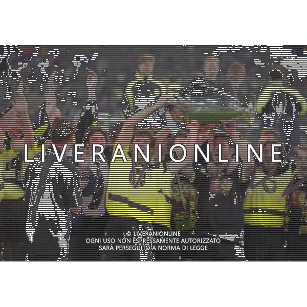 MONACO 28-05-1997 FINALE DI CHAMPIONS LEAGUE BORUSSIA DORTMUND-JUVENTUS NELLA FOTO ANDREAS MOLLER CON LA COPPA DEI CAMPIONI E FESTEGGIAMENTI GIOCATORI AG ALDO LIVERANI SAS
