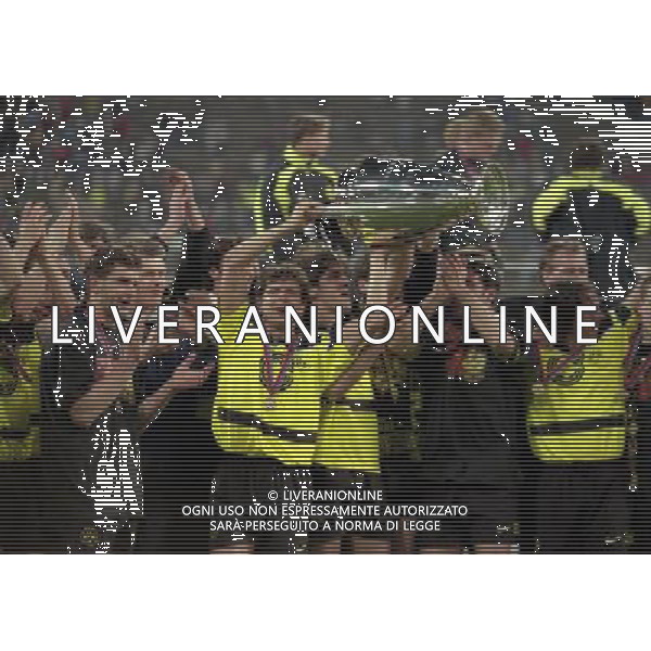 MONACO 28-05-1997 FINALE DI CHAMPIONS LEAGUE BORUSSIA DORTMUND-JUVENTUS NELLA FOTO ANDREAS MOLLER CON LA COPPA DEI CAMPIONI E FESTEGGIAMENTI GIOCATORI AG ALDO LIVERANI SAS