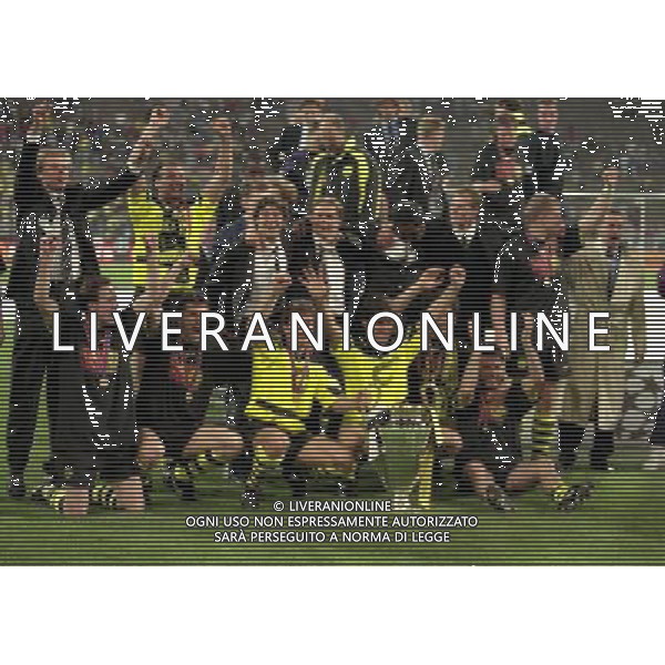 MONACO 28-05-1997 FINALE DI CHAMPIONS LEAGUE BORUSSIA DORTMUND-JUVENTUS NELLAFOTO IL BORUSSIA DORTMUND FESTEGGIA LA COPPA DEI CAMPIONI AG ALDO LIVERANI SAS