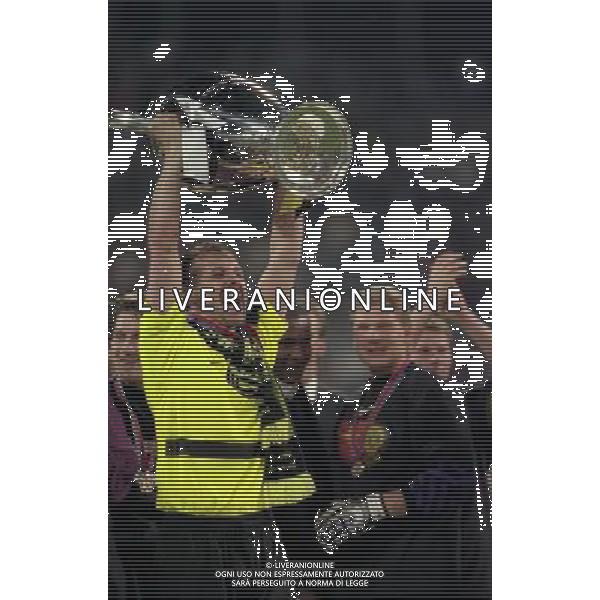 MONACO 28-05-1997 FINALE DI CHAMPIONS LEAGUE BORUSSIA DORTMUND-JUVENTUS NELLA FOTO JURGHEN KOLLER CON LA COPPA DEI CAMPIONI AG ALDO LIVERANI SAS
