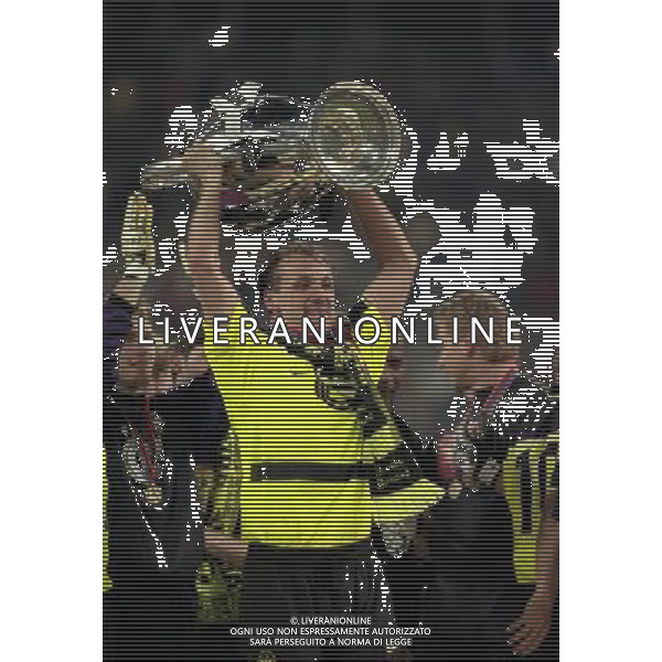 MONACO 28-05-1997 FINALE DI CHAMPIONS LEAGUE BORUSSIA DORTMUND-JUVENTUS NELLA FOTO JURGHEN KOLLER CON LA COPPA DEI CAMPIONI AG ALDO LIVERANI SAS