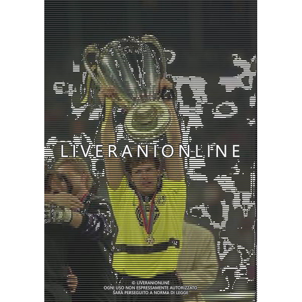 MONACO 28-05-1997 FINALE DI CHAMPIONS LEAGUE BORUSSIA DORTMUND-JUVENTUS NELLA FOTO ANDRES MOLLER CON LA COPPA DEI CAMPIONI AG ALDO LIVERANI SAS