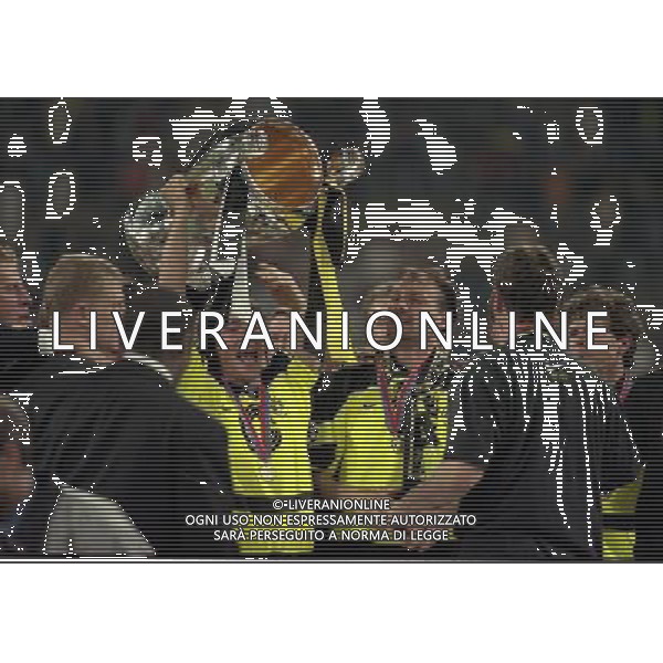 MONACO 28-05-1997 FINALE DI CHAMPIONS LEAGUE BORUSSIA DORTMUND-JUVENTUS NELLAFOTO PAULO SOUSA ALZA LA COPPA DEI CAMPIONI AG ALDO LIVERANI SAS