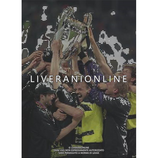 MONACO 28-05-1997 FINALE DI CHAMPIONS LEAGUE BORUSSIA DORTMUND-JUVENTUS NELLAFOTO JURGHEN KOLLER ALZA LA COPPA DEI CAMPIONI AG ALDO LIVERANI SAS