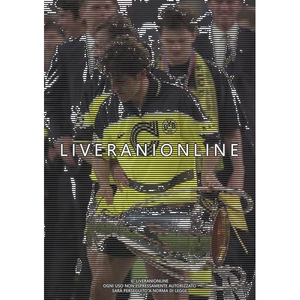 MONACO 28-05-1997 FINALE DI CHAMPIONS LEAGUE BORUSSIA DORTMUND-JUVENTUS NELLAFOTO KARL HEINZE RIDLE CON LA COPPA DEI CAMPIONI AG ALDO LIVERANI SAS