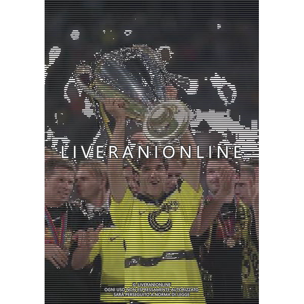 MONACO 28-05-1997 FINALE DI CHAMPIONS LEAGUE BORUSSIA DORTMUND-JUVENTUS NELLAFOTO KARL HEINZE RIDLE CON LA COPPA DEI CAMPIONI AG ALDO LIVERANI SAS