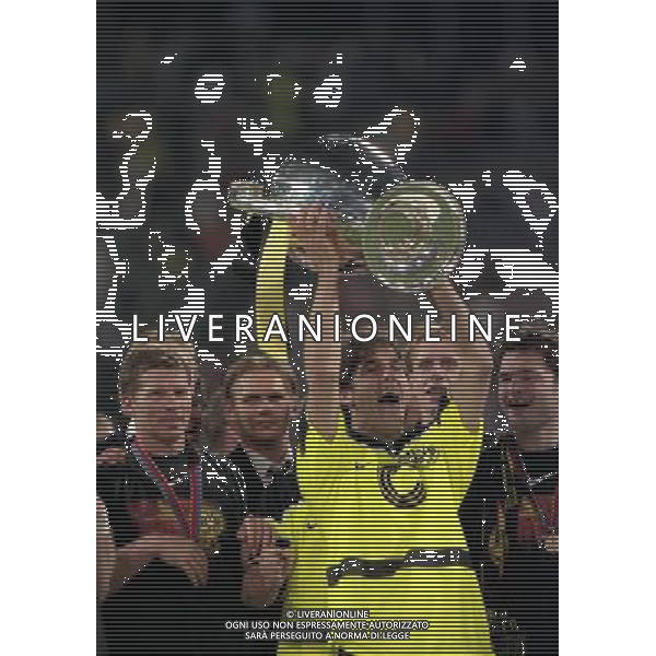MONACO 28-05-1997 FINALE DI CHAMPIONS LEAGUE BORUSSIA DORTMUND-JUVENTUS NELLAFOTO KARL HEINZE RIDLE CON LA COPPA DEI CAMPIONI AG ALDO LIVERANI SAS