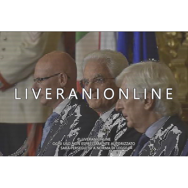 Roma - 30/07/2015 - Quirinale - Cerimonia di consegna del Ventaglio da parte dell\'Associazione Stampa Parlamentare - nella foto: Sergio Mattarella alla sua destra Sergio Amici presidente ASP / Ph. Fabrizio Corradetti - Ag. Aldo Liverani sas