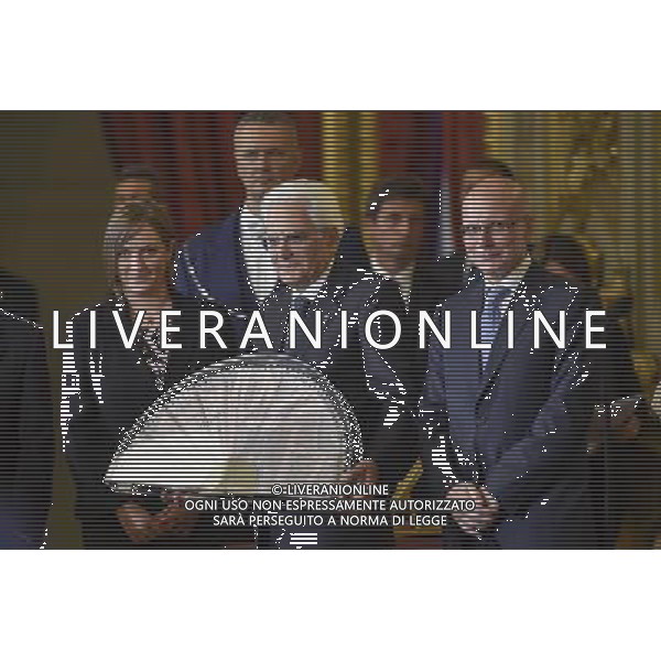 Roma - 30/07/2015 - Quirinale - Cerimonia di consegna del Ventaglio da parte dell\'Associazione Stampa Parlamentare - nella foto: Sergio Mattarrella con il Ventaglio tra Fabiola Napoli studentessa dellÕAccademia di Belle Arti di Firenze autrice dell\'opera e Sergio Amici presidente ASP / Ph. Fabrizio Corradetti - Ag. Aldo Liverani sas
