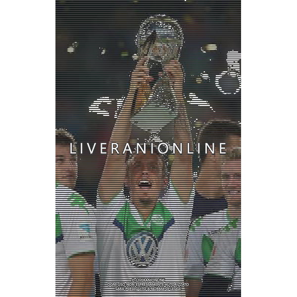 firo : 01.08.2015 Fu§ball, 1.Bundesliga,Saison 2015/2016 Super Cup Finale VfL Wolfsburg - FC Bayern MŸnchen Muenchen Max Kruse Siegerehrung Supercup Sieger $worldrights,Es gelten unsere AGB, einsehbar auf www.firosportphoto.de, copyright by firo sportphoto: Coesfelder Str. 207 D-48249 DŸlmen www.firosportphoto.de mail@firosportphoto.de (V o l k s b a n k B o c h u m - W i t t e n ) BLZ.: 430 601 29 Kt. Nr.: 341 117 100 Tel:Ê +49-2594-9916004 Fax:Ê+49-2594-9916005 AG ALDO LIVERANI SAS ONLY ITALY