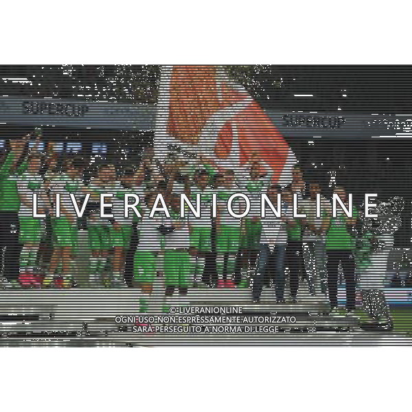 firo Fu§ball, Fussball, 01.08.2015 Supercup Finale 2015/2016 VfL Wolfsburg - FCB FC Bayern MŸnchen Muenchen 6:5 n.E. nach Elfmeterschie§en Jubel, VfL Naldo, mehr als 5 fŸnf fuenf Spieler, VfL Ivan Peri i Perisic, Siegerehrung $worldrights Es gelten unsere AGB, einsehbar auf www.firosportphoto.de copyright by firo sportphoto: Coesfelder Stra§e 207 48249 DŸlmen Duelmen www.firosportphoto.de mail@firosportphoto.de (V o l k s b a n k B o c h u m - W i t t e n ) BLZ.: 430 601 29 Kt. Nr.: 341 117 100 Tel:Ê 0209 - 9304402 Fax:Ê 0209 - 9304443 AG ALDO LIVERANI SAS ONLY ITALY