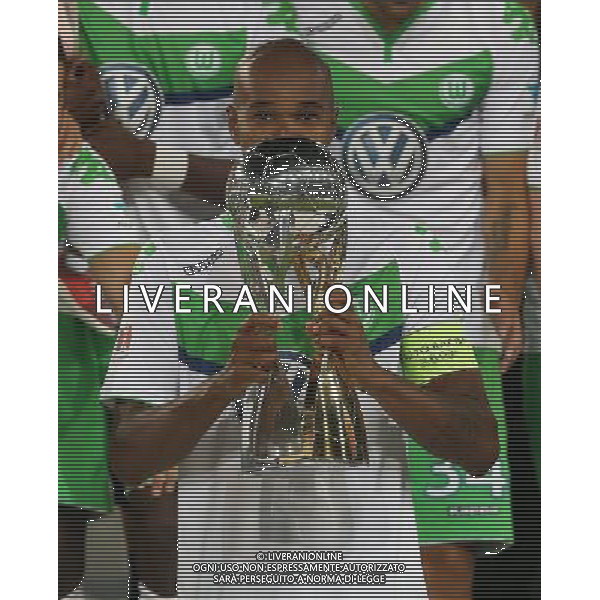 firo Fu§ball, Fussball, 01.08.2015 Supercup Finale 2015/2016 VfL Wolfsburg - FCB FC Bayern MŸnchen Muenchen 6:5 n.E. nach Elfmeterschie§en VfL Naldo, kŸsst den Pokal $worldrights Es gelten unsere AGB, einsehbar auf www.firosportphoto.de copyright by firo sportphoto: Coesfelder Stra§e 207 48249 DŸlmen Duelmen www.firosportphoto.de mail@firosportphoto.de (V o l k s b a n k B o c h u m - W i t t e n ) BLZ.: 430 601 29 Kt. Nr.: 341 117 100 Tel:Ê 0209 - 9304402 Fax:Ê 0209 - 9304443 AG ALDO LIVERANI SAS ONLY ITALY
