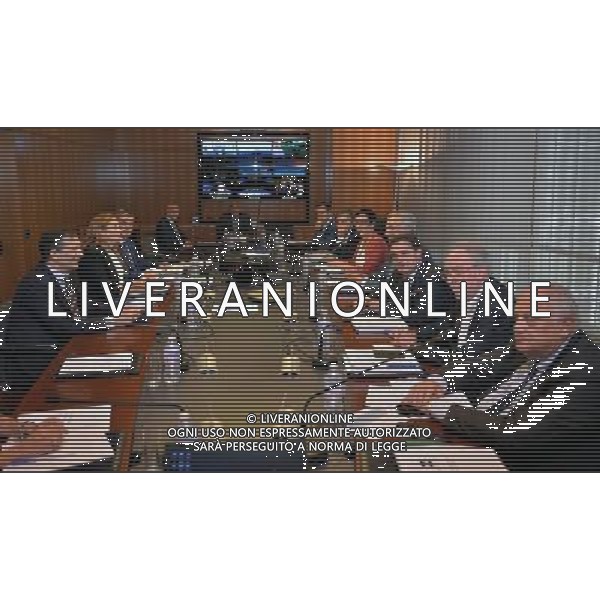 La Presidente della RAI Monica Maggioni (2S) a fianco del direttore generale Luigi Gubitosi e di fronte ai consiglieri Paolo Messa (7D), Carlo Freccero (6D), Rita Borioni (5D), Arturo Diaconale (4D), Franco Siddi (3D), Guelfo Guelfi (2D) e Giancarlo Mazzuca (D), durante la prima riunione del consiglio di amministrazione della RAI in Viale Mazzini a Roma 6 agosto 2015. ANSA/MAURIZIO BRAMBATTI/AGENZIA ALDO LIVERANI SAS