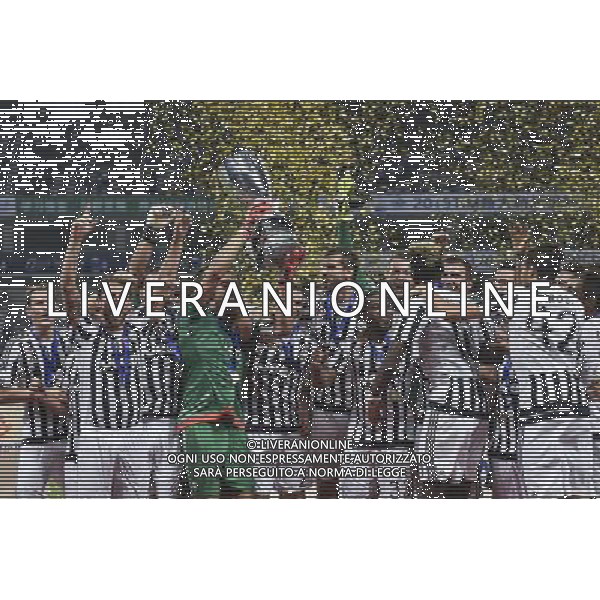 Juventus - Lazio Supercoppa Italiana 2015 - Shanghai Cina 08 agosto 2015 Nella foto: esultanza e festeggiamenti dei giocatori della juventus a fine gara per la vittoria - gruppo con il trofeo - gianluigi buffon ©Tardito/AGENZIA ALDO LIVERANI SAS