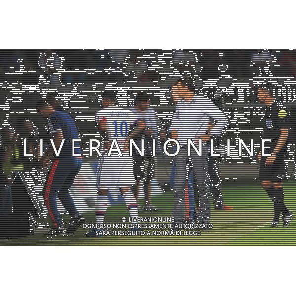 Blessure Alexandre LACAZETTE / Hubert FOURNIER - 09.08.2015 - Lyon / Lorient - 1er journee de Ligue 1 Photo : Jean Paul Thomas / Icon Sport AG ALDO LIVERANI SAS ONLY ITALY