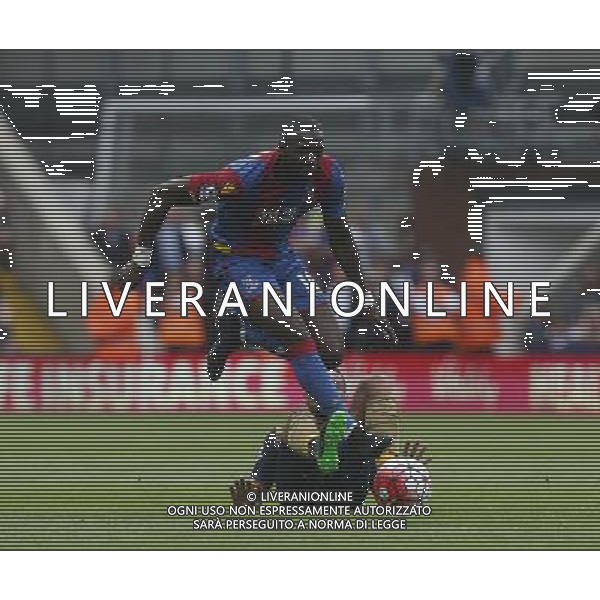 Crystal Palace\'s Yannick Bolasie gets brought down by Arsenal\'s Francis Coquelin Photographer Kieran Galvin/CameraSport Football - Barclays Premiership - Crystal Palace v Arsenal - Sunday 16th August 2015 - Selhurst Park - London © CameraSport - 43 Linden Ave. Countesthorpe. Leicester. England. LE8 5PG - Tel: +44 (0) 116 277 4147 - admin@camerasport.com - www.camerasport.com AG ALDO LIVERANI SAS ONLY ITALY
