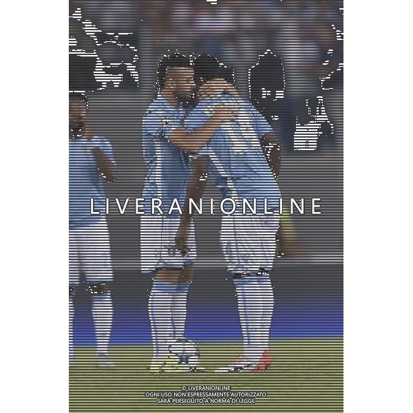 Roma - 18/08/2015 - Stadio Olimpico - UEFA Champions League 2015-2016 - Spareggi andata - Lazio vs Bayern Leverkusen - nella foto: Felipe Anderson abbraccia Balde Diao Keita / Ph. Fabrizio Corradetti - Ag. Aldo Liverani sas