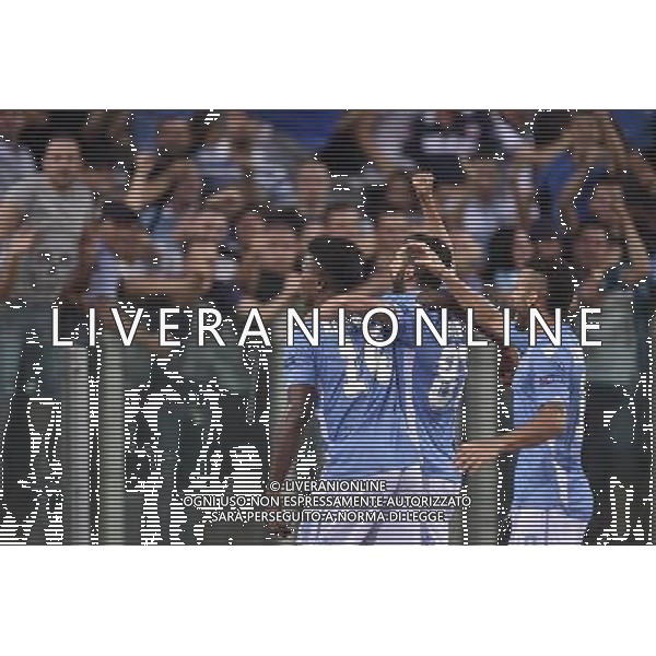 Roma - 18/08/2015 - Stadio Olimpico - UEFA Champions League 2015-2016 - Spareggi andata - Lazio vs Bayern Leverkusen - nella foto: Keita Candreva ed Anderson festeggiano con i tifosi / Ph. Fabrizio Corradetti - Ag. Aldo Liverani sas