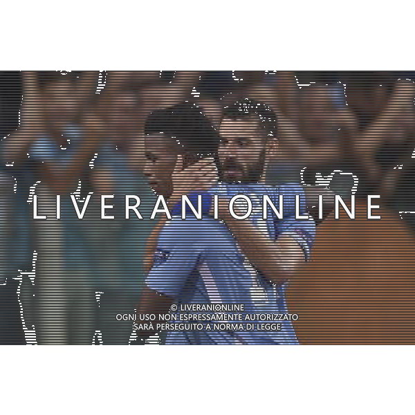 Roma - 18/08/2015 - Stadio Olimpico - UEFA Champions League 2015-2016 - Spareggi andata - Lazio vs Bayern Leverkusen - nella foto: Antonio Candreva festeggia Balde Diao Keita dopo il gol / Ph. Fabrizio Corradetti - Ag. Aldo Liverani sas