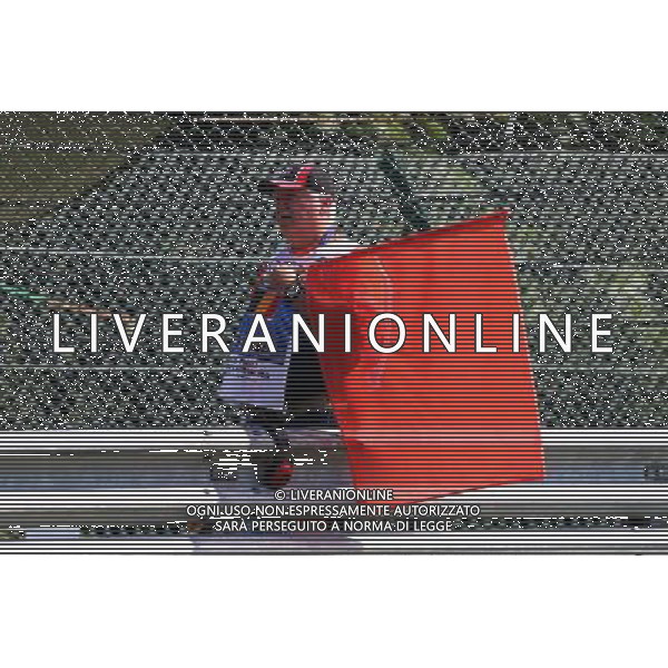 A marshal with a red flag. 22.08.2015. Formula 1 World Championship, Rd 11, Belgian Grand Prix, Spa Francorchamps, Belgium, Qualifying Day. /AGENZIA ALDO LIVERANI SAS - ITALY ONLY - EDITORIAL USE ONLY - Gp F1 Belgio Prove Ufficiali