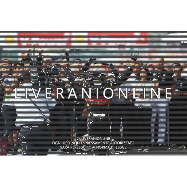Romain Grosjean (FRA) Lotus F1 Team celebrates his third position with the team at parc ferme. 23.08.2015. Formula 1 World Championship, Rd 13, Belgian Grand Prix, Spa Francorchamps, Belgium, Race Day. /AGENZIA ALDO LIVERANI SAS - ITALY ONLY - EDITORIAL USE ONLY - Gp F1 Belgio Gara