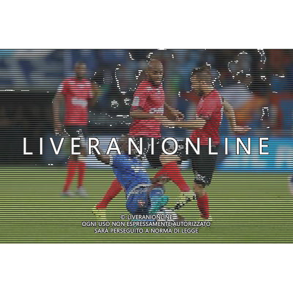 Lassana DIARRA / Nicolas BENEZET et Jimmy BRIAND - 28.08.2015 - Guingamp / Marseille - 4eme journee de Ligue 1 Photo : Vincent Michel / Icon Sport /AGENZIA ALDO LIVERANI Sas - ITALY ONLY - EDITORIAL USE ONLY
