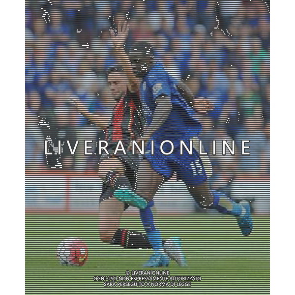 Leicester City\'s Jeffrey Schlupp battles with Bournemouth\'s Andrew Surman Photographer Ian Cook/CameraSport Football - Barclays Premiership - Bournemouth v Leicester City - Saturday 29th August 2015 - Vitality Stadium - Bournemouth © CameraSport - 43 Linden Ave. Countesthorpe. Leicester. England. LE8 5PG - Tel: +44 (0) 116 277 4147 - admin@camerasport.com - www.camerasport.com AG ALDO LIVERANI SAS ONLY ITALY