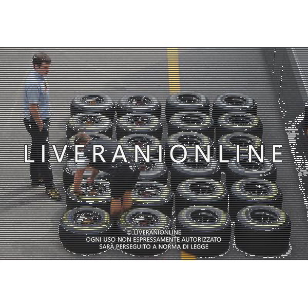 McLaren mechanic with Pirelli tyres. 03.09.2015. Formula 1 World Championship, Rd 12, Italian Grand Prix, Monza, Italy, Preparation Day. AG ALDO LIVERANI SAS ONLY ITALY