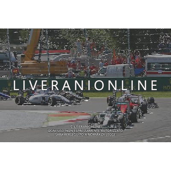 Lewis Hamilton (GBR) Mercedes AMG F1 W06 leads at the start of the race. 06.09.2015. Formula 1 World Championship, Rd 12, Italian Grand Prix, Monza, Italy, Race Day. AG ALDO LIVERANI SAS ONLY ITALY