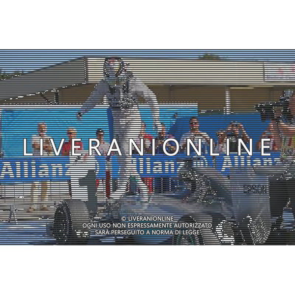 Rew Lewis Hamilton (GBR) Mercedes AMG F1 celebrates in parc ferme. 06.09.2015. Formula 1 World Championship, Rd 12, Italian Grand Prix, Monza, Italy, Race Day. AG ALDO LIVERANI SAS ONLY ITALY