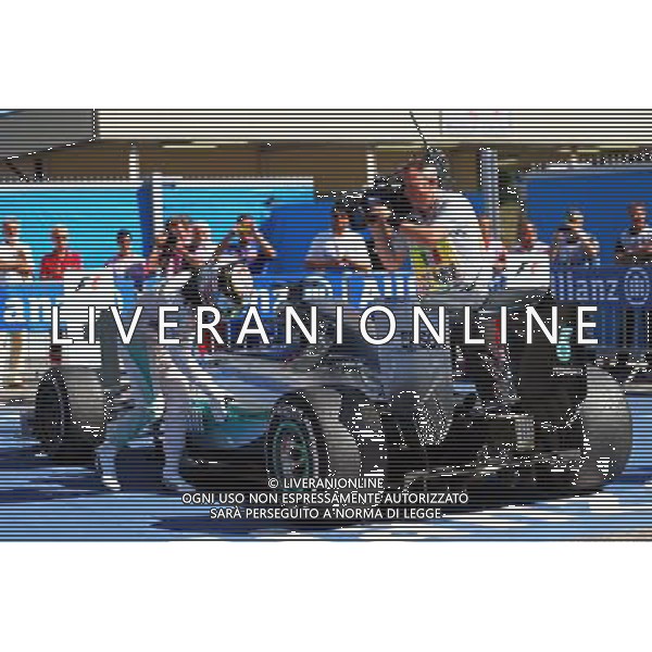 Rew Lewis Hamilton (GBR) Mercedes AMG F1 celebrates in parc ferme. 06.09.2015. Formula 1 World Championship, Rd 12, Italian Grand Prix, Monza, Italy, Race Day. AG ALDO LIVERANI SAS ONLY ITALY