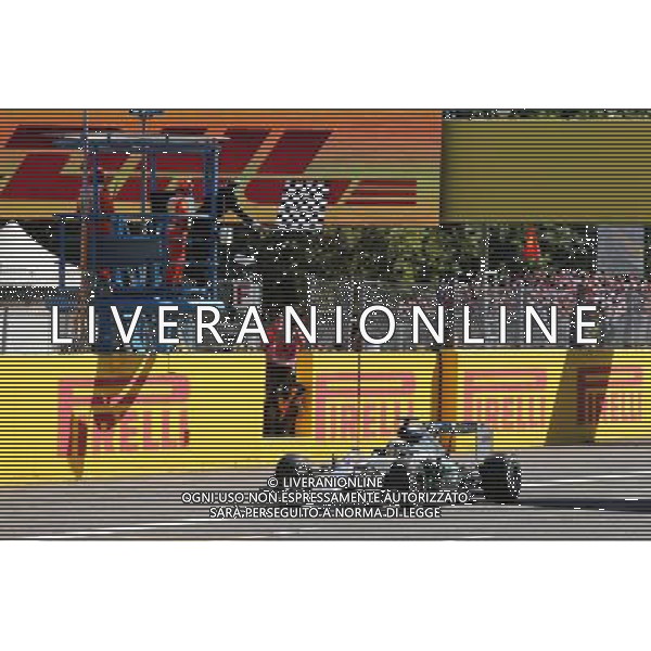 Race winner Lewis Hamilton (GBR) Mercedes AMG F1 W06 takes the chequered flag at the end of the race. 06.09.2015. Formula 1 World Championship, Rd 12, Italian Grand Prix, Monza, Italy, Race Day. AG ALDO LIVERANI SAS ONLY ITALY