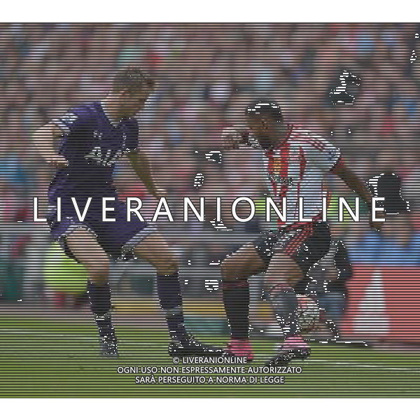 Sunderland\'s Jeremain Lens battles with Tottenham Hotspur\'s Eric Dier Photographer Dave Howarth/CameraSport Football - Barclays Premiership - Sunderland v Tottenham Hotspur - Sunday 13th September 2015 - Stadium of Light - Sunderland © CameraSport - 43 Linden Ave. Countesthorpe. Leicester. England. LE8 5PG - Tel: +44 (0) 116 277 4147 - admin@camerasport.com - www.camerasport.com AG ALDO LIVERANI SAS ONLY ITALY