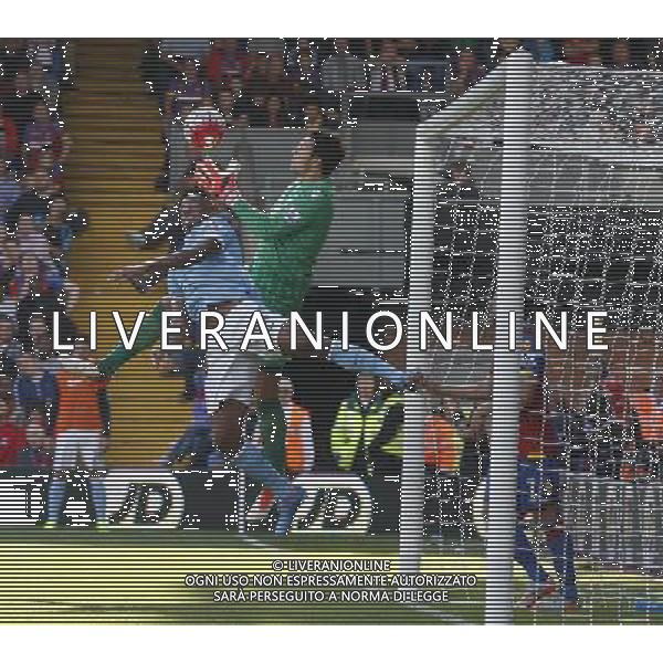 Crystal Palace\'s Alex McCarthy under pressure Manchester City\'s Vincent Kompany Photographer Kieran Galvin/CameraSport Football - Barclays Premiership - Crystal Palace v Manchester City - Saturday 12th October 2015 - Selhurst Park - London © CameraSport - 43 Linden Ave. Countesthorpe. Leicester. England. LE8 5PG - Tel: +44 (0) 116 277 4147 - admin@camerasport.com - www.camerasport.com AG ALDO LIVERANI SAS ONLY ITALY