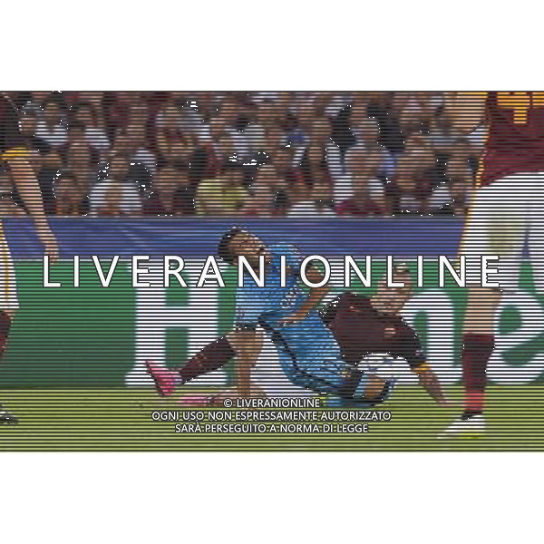 Roma - 16/09/2015 - Stadio Olimpico - Uefa Champions League 2015/2016 - Gruppo E - AS Roma vs Barcellona - nella foto: L\'intervento di Radja Nainggolan su Rafinha / Ph Fabrizio Corradetti - Ag. Aldo Liverani sas 