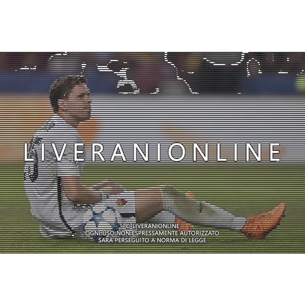 Roma - 16/09/2015 - Stadio Olimpico - Uefa Champions League 2015/2016 - Gruppo E - AS Roma vs Barcellona - nella foto: Wojciech Szczesny esce per infortunio dopo un contrasto con Luis Suarez / Ph Fabrizio Corradetti - Ag. Aldo Liverani sas 