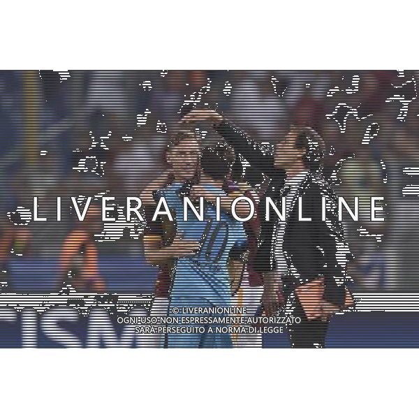 Roma - 16/09/2015 - Stadio Olimpico - Uefa Champions League 2015/2016 - Gruppo E - AS Roma vs Barcellona - nella foto: Francesco Totti abbraccia Lionel Messi a fine gara / Ph Fabrizio Corradetti - Ag. Aldo Liverani sas 