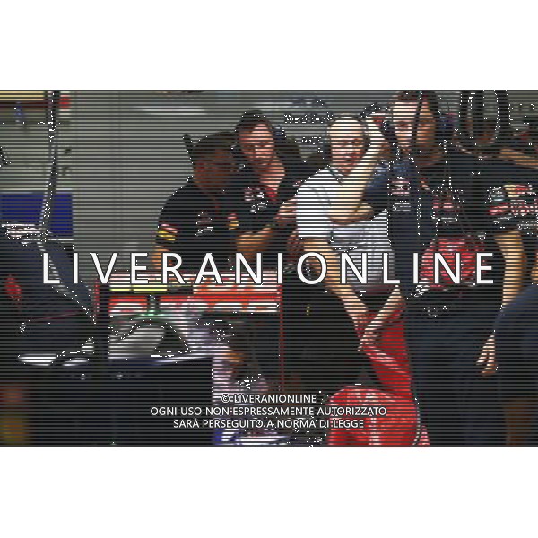 Pirelli engineers remove the damaged rear tyre of Carlos Sainz Jr (ESP) Scuderia Toro Rosso STR10 in the second practice session. 18.09.2015. Formula 1 World Championship, Rd 13, Singapore Grand Prix, Singapore, Singapore, Practice Day. AG ALDO LIVERANI SAS ONLY ITALY