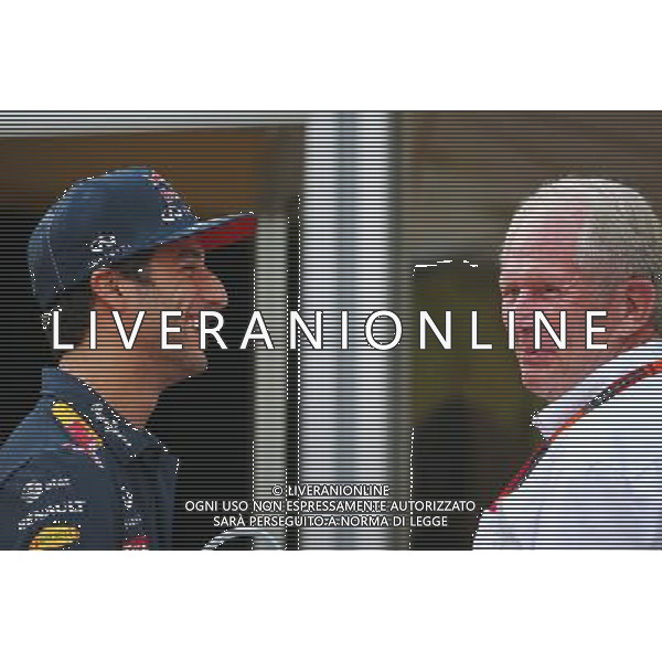 (L to R): Daniel Ricciardo (AUS) Red Bull Racing with Dr Helmut Marko (AUT) Red Bull Motorsport Consultant. 20.09.2015. Formula 1 World Championship, Rd 13, Singapore Grand Prix, Singapore, Singapore, Race Day. AG ALDO LIVERANI SAS ONLY ITALY