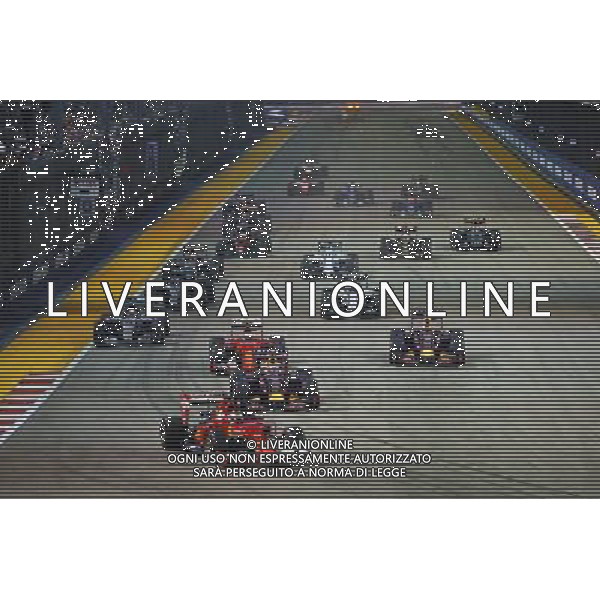 Sebastian Vettel (GER) Ferrari SF15-T leads at the start of the race. 20.09.2015. Formula 1 World Championship, Rd 13, Singapore Grand Prix, Singapore, Singapore, Race Day. AG ALDO LIVERANI SAS ONLY ITALY